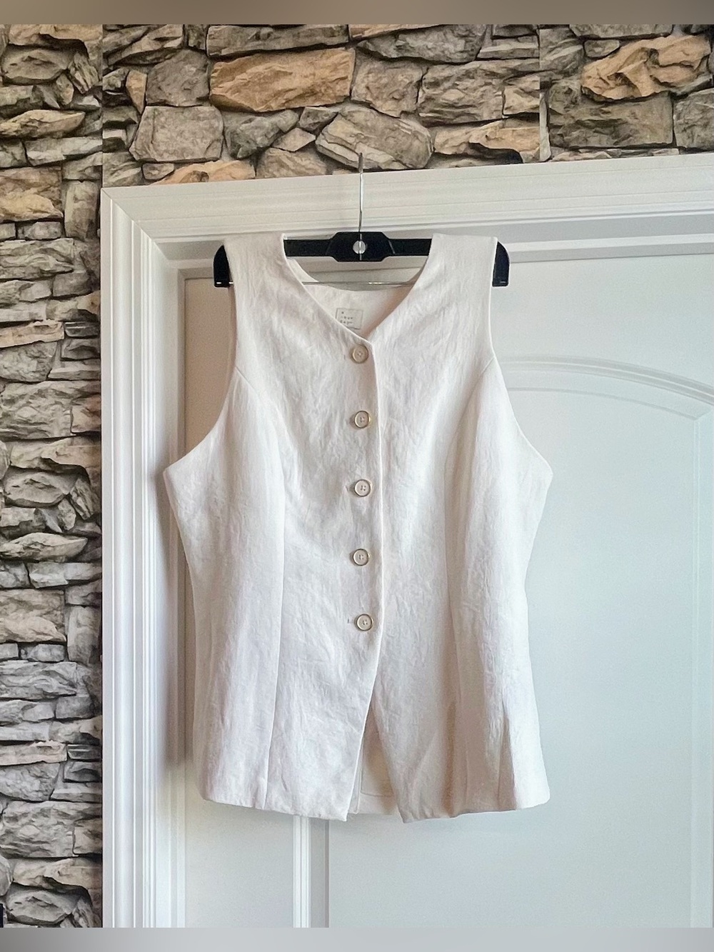 a new day Womans Eggshell Sleeveless Button-Front Camisole Vest Sz L NWT